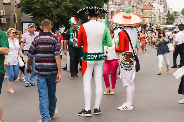 Rostov-on-Don / Rusya - 23 Haziran 2018: fanlar ve gönüllü bir sürü Rostov-on-Don sokaklar Kore-Meksika Dünya Kupası 2018 maçtan önce boyunca yürüme