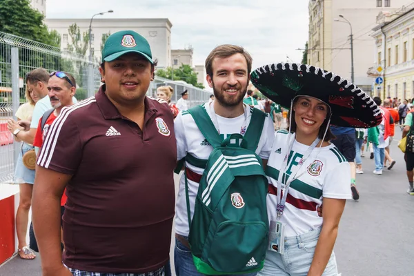 Rostov-on-Don / Rusya - 23 Haziran 2018: fanlar ve gönüllü bir sürü Rostov-on-Don sokaklar Kore-Meksika Dünya Kupası 2018 maçtan önce boyunca yürüme