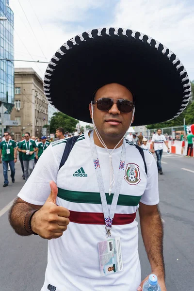 Rostov-on-Don / Rusya - 23 Haziran 2018: fanlar ve gönüllü bir sürü Rostov-on-Don sokaklar Kore-Meksika Dünya Kupası 2018 maçtan önce boyunca yürüme