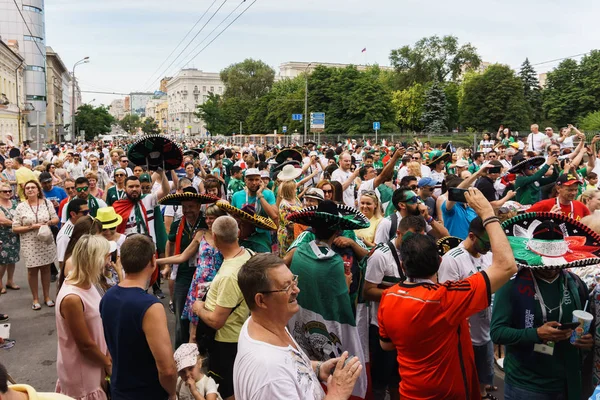 Rostov-on-Don / Rusya - 23 Haziran 2018: fanlar ve gönüllü bir sürü Rostov-on-Don sokaklar Kore-Meksika Dünya Kupası 2018 maçtan önce boyunca yürüme