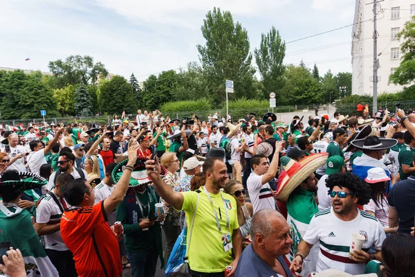 Rostov-on-Don / Rusya - 23 Haziran 2018: fanlar ve gönüllü bir sürü Rostov-on-Don sokaklar Kore-Meksika Dünya Kupası 2018 maçtan önce boyunca yürüme