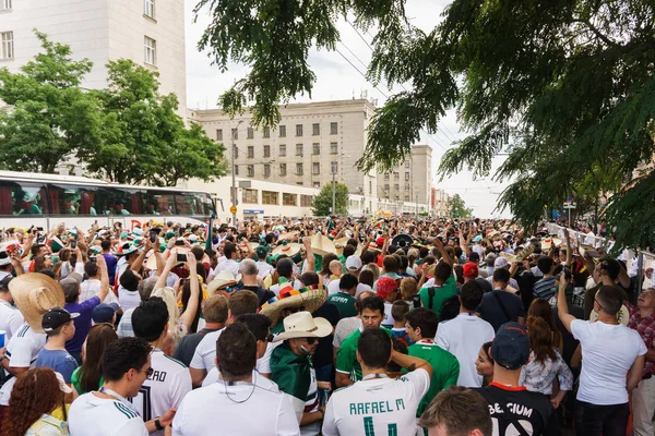 Rostov-on-Don / Rusya - 23 Haziran 2018: fanlar ve gönüllü bir sürü Rostov-on-Don sokaklar Kore-Meksika Dünya Kupası 2018 maçtan önce boyunca yürüme