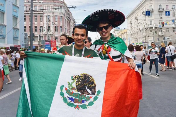 Rostov-on-Don / Rusya - 23 Haziran 2018: fanlar ve gönüllü bir sürü Rostov-on-Don sokaklar Kore-Meksika Dünya Kupası 2018 maçtan önce boyunca yürüme