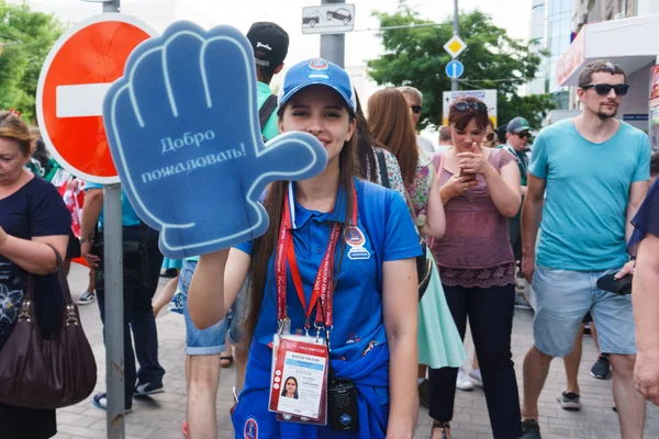 Rostov-on-Don / Rusya - 23 Haziran 2018: 2018 Dünya Kupası yardım fanlar futbol maçı sırasında komik Genç gönüllüler bulmak onların yol sokakta