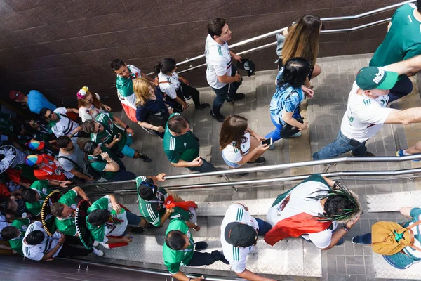 Rostov-on-Don / Rusya - 23 Haziran 2018: fanlar ve gönüllü bir sürü Rostov-on-Don sokaklar Kore-Meksika Dünya Kupası 2018 maçtan önce boyunca yürüme