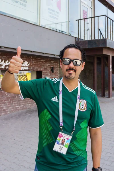 Rostov-on-Don / Rusya - 23 Haziran 2018: fanlar ve gönüllü bir sürü Rostov-on-Don sokaklar Kore-Meksika Dünya Kupası 2018 maçtan önce boyunca yürüme