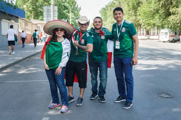 Rostov-on-Don / Rusya - 23 Haziran 2018: fanlar ve gönüllü bir sürü Rostov-on-Don sokaklar Kore-Meksika Dünya Kupası 2018 maçtan önce boyunca yürüme