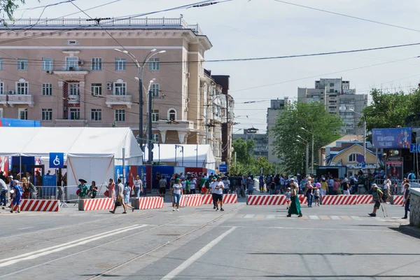 Rostov-on-Don / Rusya - 23 Haziran 2018: fanlar ve gönüllü bir sürü Rostov-on-Don sokaklar Kore-Meksika Dünya Kupası 2018 maçtan önce boyunca yürüme