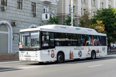 Rostov-on-Don / Rusya - Haziran 2018: kentin büyük beyaz otobüs seyahat şehir merkezinde sokaklarında ve futbol taraftarları Dünya Kupası 2018 sırasında taşır