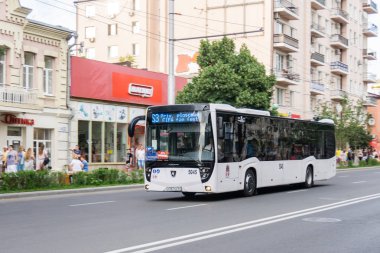 Rostov-on-Don / Rusya - Haziran 2018: kentin büyük beyaz otobüs seyahat şehir merkezinde sokaklarında ve futbol taraftarları Dünya Kupası 2018 sırasında taşır