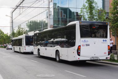 Rostov-on-Don / Rusya - Haziran 2018: kentin büyük beyaz otobüs seyahat şehir merkezinde sokaklarında ve futbol taraftarları Dünya Kupası 2018 sırasında taşır