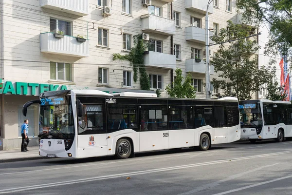 Rostov-on-Don / Rusya - Haziran 2018: kentin büyük beyaz otobüs seyahat şehir merkezinde sokaklarında ve futbol taraftarları Dünya Kupası 2018 sırasında taşır