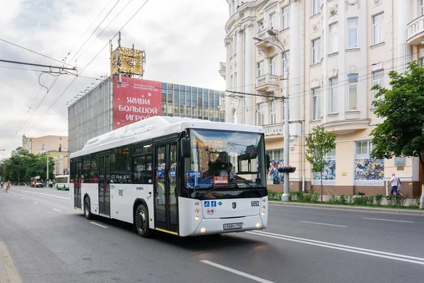 Rostov-on-Don / Rusya - Haziran 2018: kentin büyük beyaz otobüs seyahat şehir merkezinde sokaklarında ve futbol taraftarları Dünya Kupası 2018 sırasında taşır