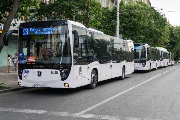 Rostov-on-Don / Rusya - Haziran 2018: kentin büyük beyaz otobüs seyahat şehir merkezinde sokaklarında ve futbol taraftarları Dünya Kupası 2018 sırasında taşır