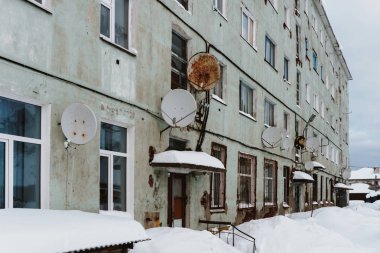 Eski harap ve kısmen tahrip içinde insanlar hala Kuzey köyünde kış beyaz kar kalın çamur altında canlı evleri