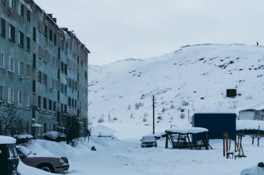 Eski harap ve kısmen tahrip içinde insanlar hala Kuzey köyünde kış beyaz kar kalın çamur altında canlı evleri
