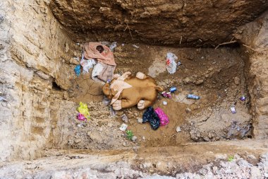 Büyük kahverengi oyuncak ayı oyuncak inşaat ile birlikte diğer çöp sırasında büyük çukur çok günlerde yatıyor