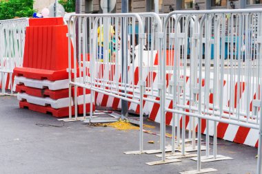 Güzel çizgiler, metal barlar, işaret ve sütunları yasaklayan beton bloklarla yardımıyla şehir merkezinde Merkez sokaklarda geçit bloke