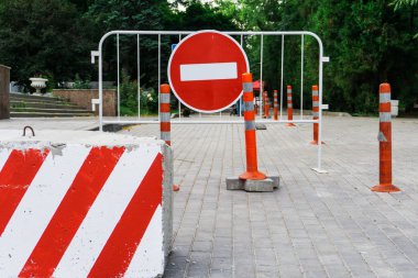 Güzel çizgiler, metal barlar, işaret ve sütunları yasaklayan beton bloklarla yardımıyla şehir merkezinde Merkez sokaklarda geçit bloke