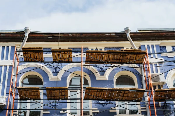 大都市の中心 その漆喰成形 外観塗装の復元古い美しい集合住宅の再建 — ストック写真