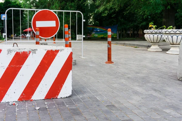 Güzel çizgiler, metal barlar, işaret ve sütunları yasaklayan beton bloklarla yardımıyla şehir merkezinde Merkez sokaklarda geçit bloke