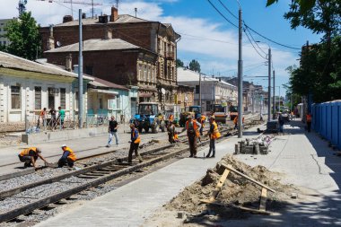 Rostov-on-Don / Rusya - Mayıs 2018: ahşap uyuyanlar büyük hazırlanmış bir höyük üzerinde yeni çelik rayların döşenmesi ezilmiş taş şehir merkezinde yeni tramvay hatları için