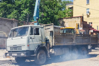 Rostov-on-Don / Rusya - Mayıs 2018: asfalt yol döşeme ve yeni tramvay rayları arasında bir sıvı karışımı dökme izler Stanislavsky Street yeniden inşası sırasında