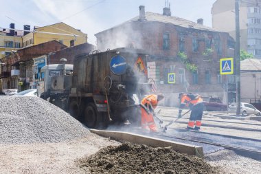 Rostov-on-Don / Rusya - Mayıs 2018: asfalt yol döşeme ve yeni tramvay rayları arasında bir sıvı karışımı dökme izler Stanislavsky Street yeniden inşası sırasında