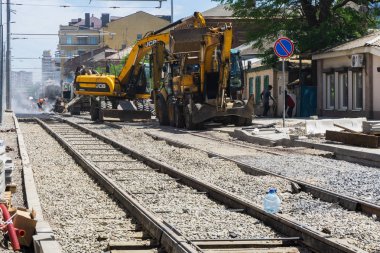 Rostov-on-Don / Rusya - Mayıs 2018: ahşap uyuyanlar büyük hazırlanmış bir höyük üzerinde yeni çelik rayların döşenmesi ezilmiş taş şehir merkezinde yeni tramvay hatları için
