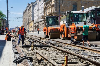 Rostov-on-Don / Rusya - Mayıs 2018: ahşap uyuyanlar büyük hazırlanmış bir höyük üzerinde yeni çelik rayların döşenmesi ezilmiş taş şehir merkezinde yeni tramvay hatları için