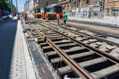Rostov-on-Don / Rusya - Mayıs 2018: ahşap uyuyanlar büyük hazırlanmış bir höyük üzerinde yeni çelik rayların döşenmesi ezilmiş taş şehir merkezinde yeni tramvay hatları için