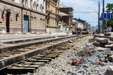 Rostov-on-Don / Rusya - Mayıs 2018: ahşap uyuyanlar büyük hazırlanmış bir höyük üzerinde yeni çelik rayların döşenmesi ezilmiş taş şehir merkezinde yeni tramvay hatları için