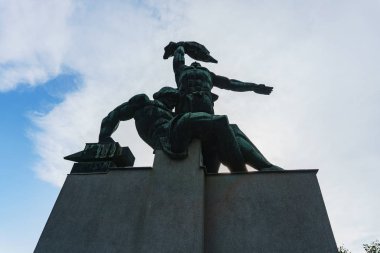 Rostov-on-Don / Rusya - Mayıs 2018: iki çalışma adam şehirde 1905 büyük greve anısına bir anıt