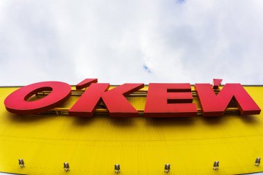Rostov-on-Don / Rusya - Mart 2018: tabela adı katlanmış üzerinden giriş yukarıda büyük kırmızı harflerle mağaza hipermarket Tamam