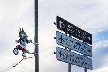 Rostov-on-Don / Rusya - Mayıs 2018: bir ayağı ile trafik yön bilgi işaretleri tren istasyonuna ve havalimanına 2018 Dünya Kupası ve kurt Zabivak maskotu kutup sırasında doğru