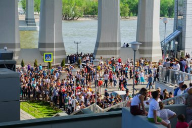Rostov-on-Don / Rusya - Mayıs 2018: Deniz Kuvvetleri geçit töreninde bakmak için setin Don Nehri Köprüsü yakınlarında ve gözlem platformlar üzerinde kişilik bir kalabalık geldi