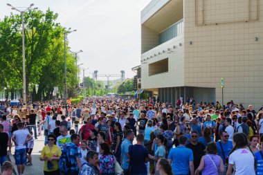 Rostov-on-Don / Rusya - Mayıs 2018: Deniz Kuvvetleri geçit töreninde bakmak için setin Don Nehri Köprüsü yakınlarında ve gözlem platformlar üzerinde kişilik bir kalabalık geldi