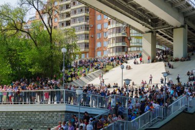 Rostov-on-Don / Rusya - Mayıs 2018: Deniz Kuvvetleri geçit töreninde bakmak için setin Don Nehri Köprüsü yakınlarında ve gözlem platformlar üzerinde kişilik bir kalabalık geldi