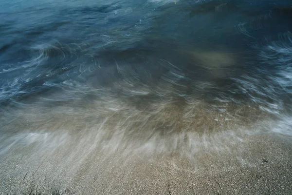 Pequeñas Olas Lubricadas Con Espuma Durante Comienzo Tormenta Por Noche —  Fotos de Stock