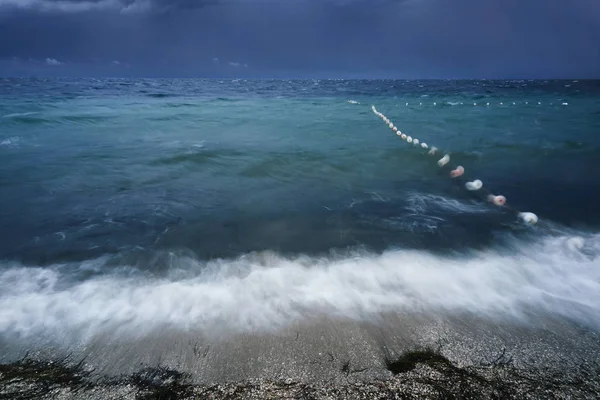 Pequeñas Olas Lubricadas Con Espuma Durante Comienzo Tormenta Por Noche — Foto de Stock