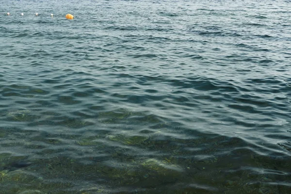 Düstere Küste Abend Ohne Menschen Wasser Ufernähe Schwimmt Boje Die — Stockfoto