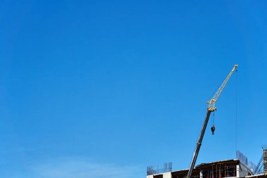 Vinç patlama son yapım aşamasında açık, güneşli bir günde yeni binasının kaldırdı