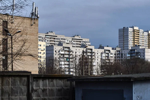 大城市居住区之一高灰色住宅的密集建筑 — 图库照片