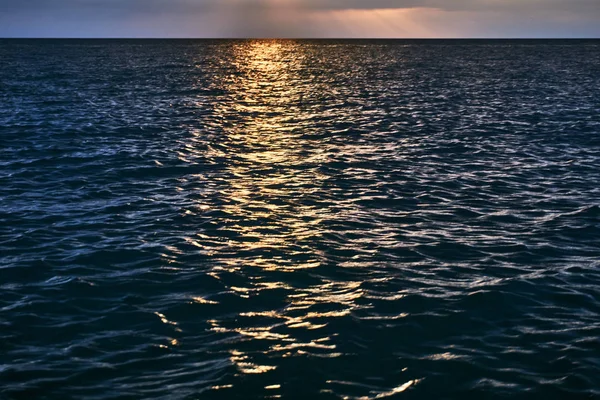 Wunderschöner Leuchtend Orangefarbener Sonnenuntergang Jenseits Der Horizontlinie Des Meeres Und — Stockfoto