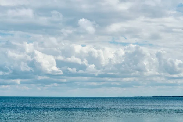 Grandes Nubes Oscuras Sobre Tranquilo Mar Azul Cubren Sol Cálido — Foto de Stock