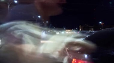 Rostov-on-Don / Rusya - Ağustos 2018: akşam sıcak tembellik şehir merkezinde yoğun bir cadde üzerinde akşam trafik vurdu zaman atlama modunda