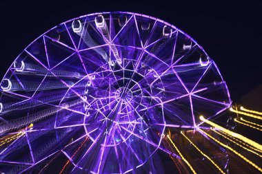 Parlak renkler tarafından aydınlatılmış uzun pozlama üzerinde kamera taşıma sırasında yağlanır, dönme dolap parkta ışık ve desenleri ve arka plan renklerini satırlarının farklı varints oluşturur