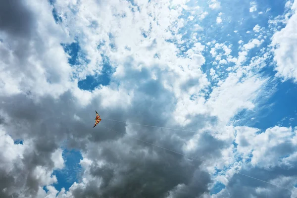 Papagaio Grande Flutua Alto Céu Entre Nuvens Contra Céu Azul — Fotografia de Stock