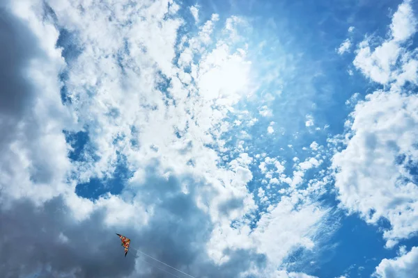 Large Kite Floats High Sky Clouds Blue Sky Bright Summer — Stock Photo, Image