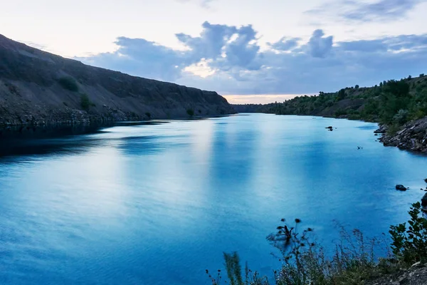 素敵な夏の日の明け方に手付かずの自然の中で純粋な青い湖 — ストック写真